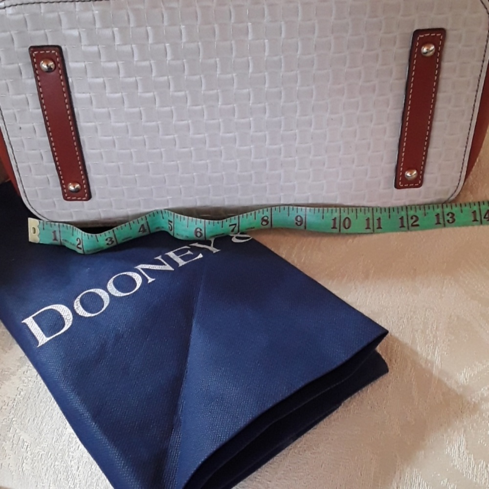 BEAUTIFULLY MADE DOONEY and BOURKE TOTE - Picture 4 of 4